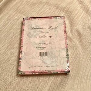 Vintage floral stationery set with paper and envelopes: never been opened!